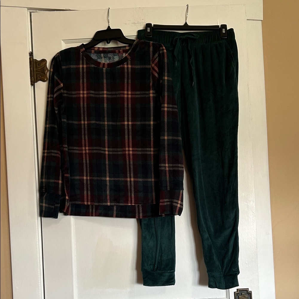Cuddl Duds Women’s Plaid Sleep Top with Dark Green Velvet Pants. Size Small